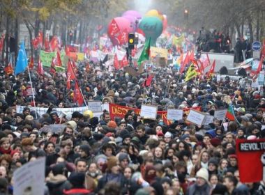 Governo francês cede e trabalhadores mais velhos ficarão fora de reforma da Previdência