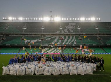 Torcida do Betis joga milhares de bichos de pelúcia no campo em doação natalina
