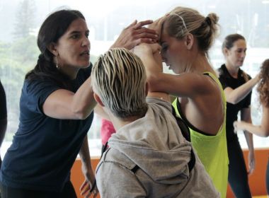 Aulas de defesa pessoal para mulheres ensinam mais do que técnicas de luta