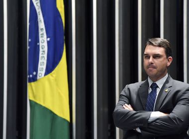 Medida sancionada por Bolsonaro limita atuação de juiz 'linha dura' no caso Flávio