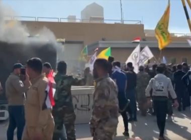 Manifestantes invadem embaixada dos Estados Unidos em Bagdá