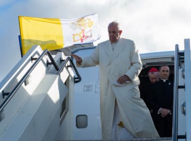 Papa Francisco dá tapa na mão de mulher ao ser agarrado no Vaticano