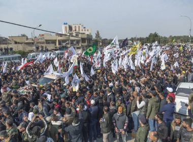 Com gritos de 'morte ao EUA', funeral de general iraniano reúne multidão