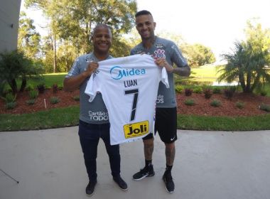 Luan recebe camisa 7 de Marcelinho e diz realizar sonho no Corinthians