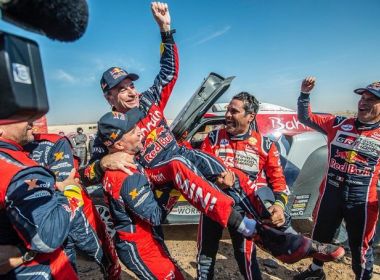 Carlos Sainz mantém vantagem e é tricampeão do Rali Dakar