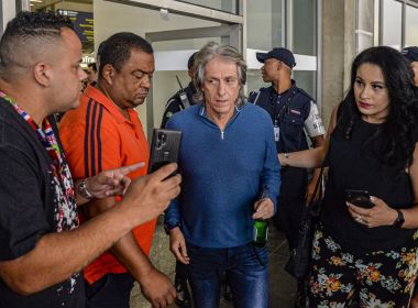 Jesus chega indicando 'sintonia' com cúpula do Flamengo e conversa com Gabigol