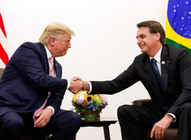 Após Trump deportar 70 brasileiros, Bolsonaro defende direito de líderes
