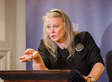 Trump é um pouco pior que Bolsonaro, diz economista Deirdre McCloskey