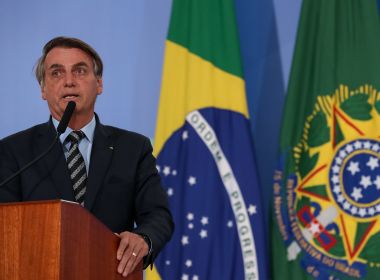 Bolsonaro recua e cancela recontratação de amigo de seus filhos que usou voo da FAB