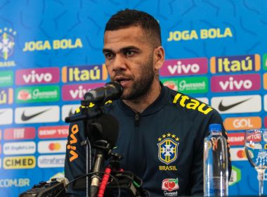 Daniel Alves tem Mercedes roubada dentro de estacionamento em São Paulo