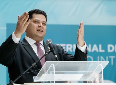 Presidente do Senado reage contra ataques a vídeo em que dança ao lado do pai