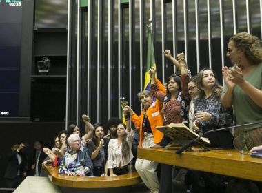 Deputadas fazem ato em defesa de jornalista da Folha insultada por Bolsonaro