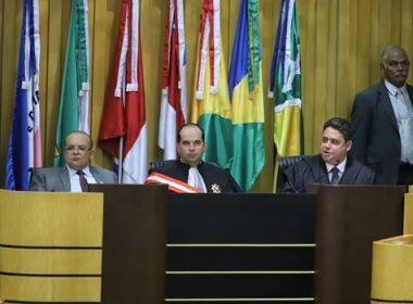 Presidente da OAB homenageia mulheres e alfineta Bolsonaro em posse no TST