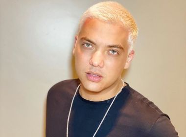 Wesley Safadão platina os cabelos e gera reações de famosos