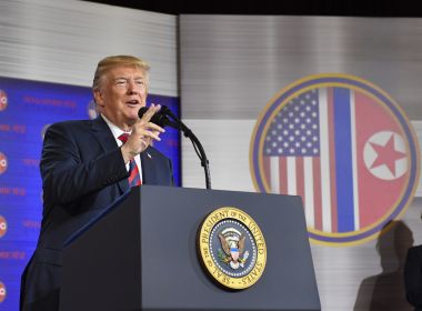 Ex-assessora da Casa Branca acusa Trump de oferecer dinheiro por silêncio