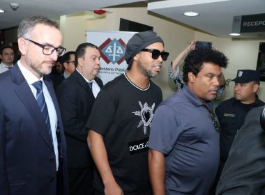 Ronaldinho e irmão admitem delito, mas se livram de acusação de promotoria