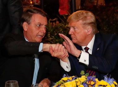 Ao lado de Bolsonaro, Trump não promete deixar de sobretaxar Brasil