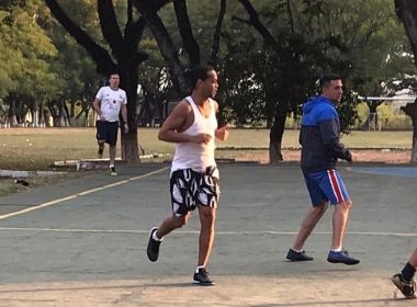 Ronaldinho participa de jogo de futebol na cadeia, diz imprensa paraguaia