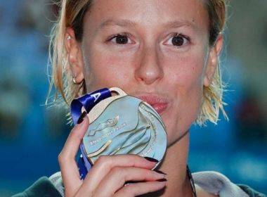 Nadadora italiana leiloa itens e arrecada R$ 375 mil para hospital