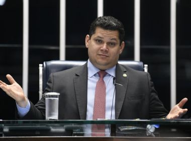 Alcolumbre contraria família Bolsonaro e amplia prazo para CPI das Fake News