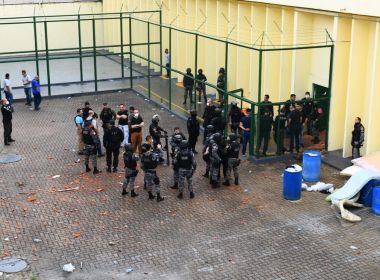 Com medo do coronavírus, presos fazem reféns em motim em Manaus