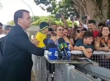 Apoiadores de Bolsonaro reviram lixo do Alvorada para atacar jornalistas
