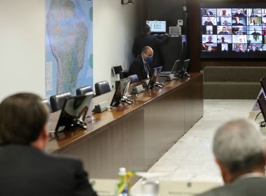 É guerra, tem que jogar pesado com governadores, diz Bolsonaro a empresários