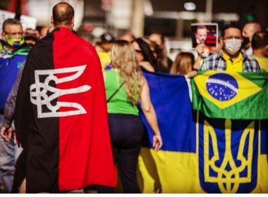 Dono de polêmica bandeira ucraniana é brasileiro que treina paramilitares