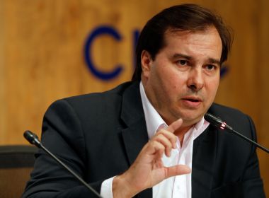 Maia prioriza projeto de fake news em meio a ofensiva bolsonarista contra o texto