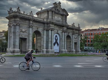 Europeus têm novos surtos de coronavírus, e britânicos expandem quarentena