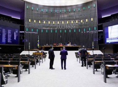 Congresso barra ampliação do BPC e derruba 5 vetos de Bolsonaro