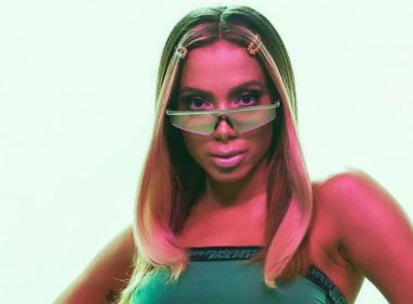 A VOZ E A VEZ DA JUVENTUDE: Anitta compartilha foto de ensaio nu para