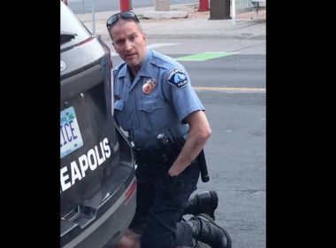 Advogado de policial acusado por assassinato de George Floyd diz que vítima 'se matou'