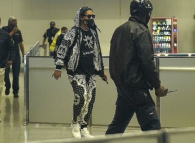 Ronaldinho chega ao Rio após deixar Paraguai em voo privado