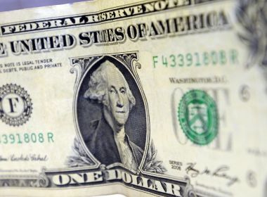 Dólar fecha a R$ 4,14 na terceira maior cotação diária desde Plano Real