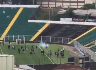 Torcedores invadem treino do Figueirense, agridem funcionários e disparam rojões