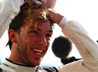 Com Hamilton punido, Pierre Gasly vence sua primeira corrida na F-1