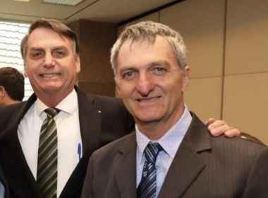 Irmão de Bolsonaro apoia candidatura de ex-prefeito aliado do PT acusado de improbidade