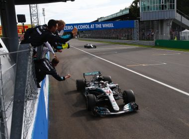 Hamilton colide com Vettel, frustra festa da Ferrari e vence em Monza