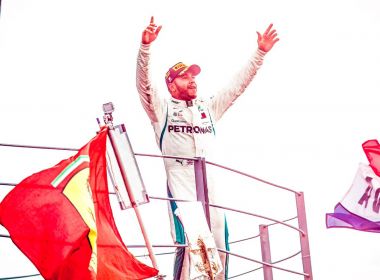 Hamilton é xingado em Monza e responde nas redes sociais: 'Ninho de cobras'