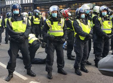 Londres prende manifestantes contra restrições da Covid por violarem restrições da Covid
