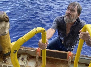 Marinheiro é encontrado agarrado a barco a 138 km da costa dos EUA