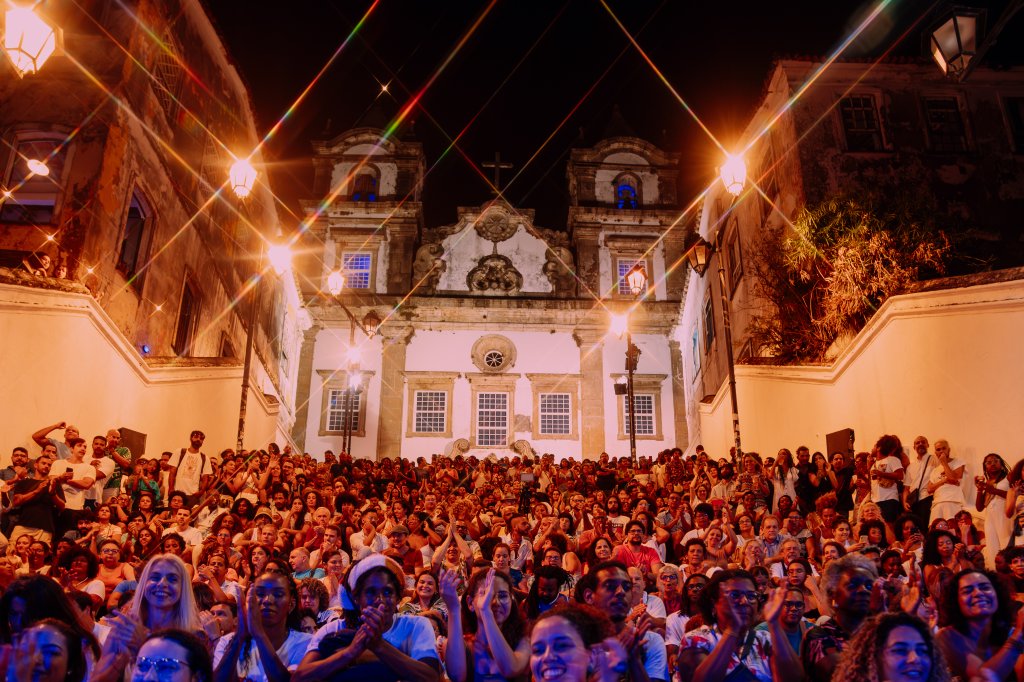 Público do show da Orkestra Rumpilezz na Esacadaria do Passo