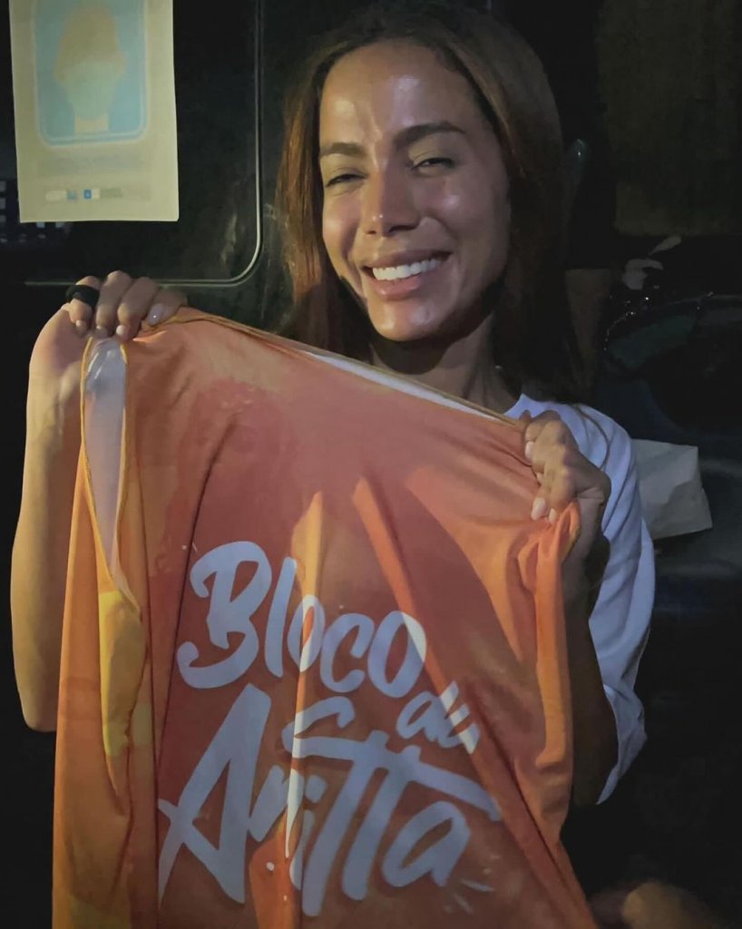 Anitta desembarcando em Salvador e atendendo os fãs