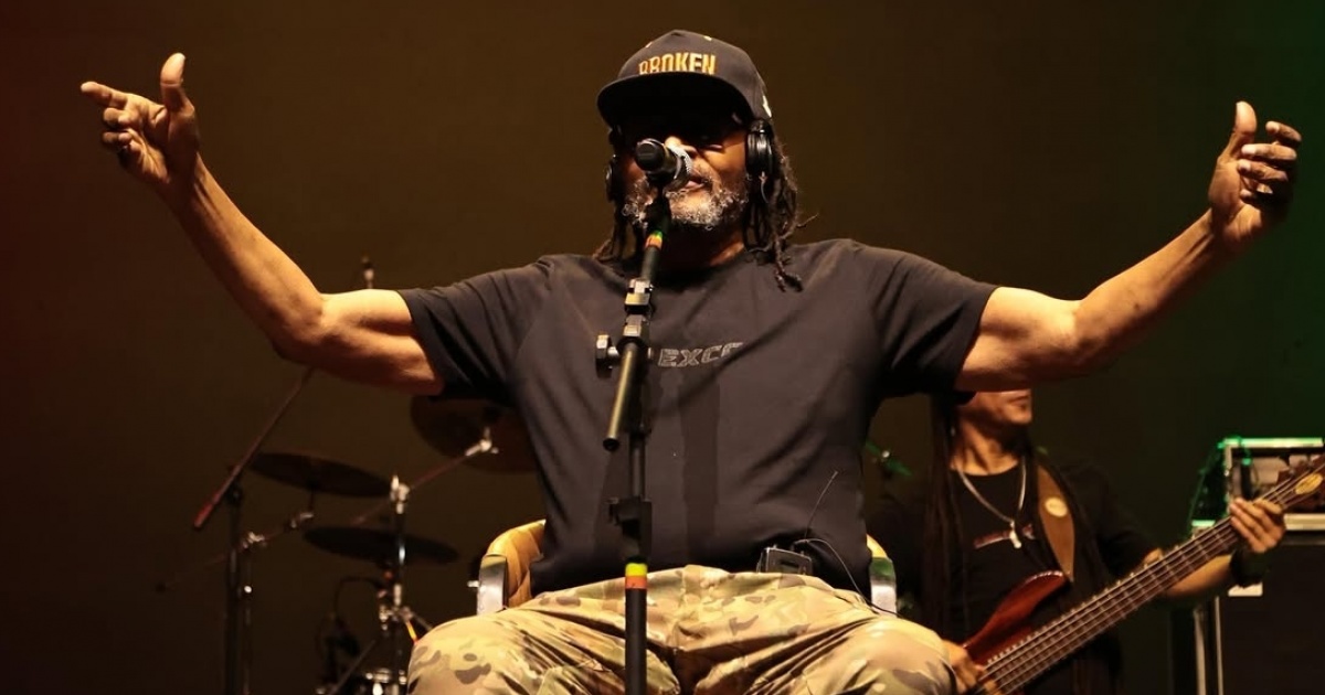 Edson Gomes faz show histórico e transforma Concha em coro de reggae