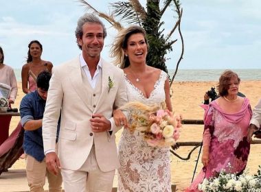 Em Caraíva, Fausto Franco prestigia casamento de Frank Jr e Tatiana Lima