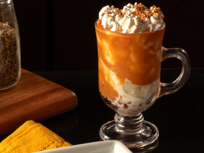 TaÃ§a com sorvete de Nata, Doce de Leite Cremoso e Crumble de Castanhas