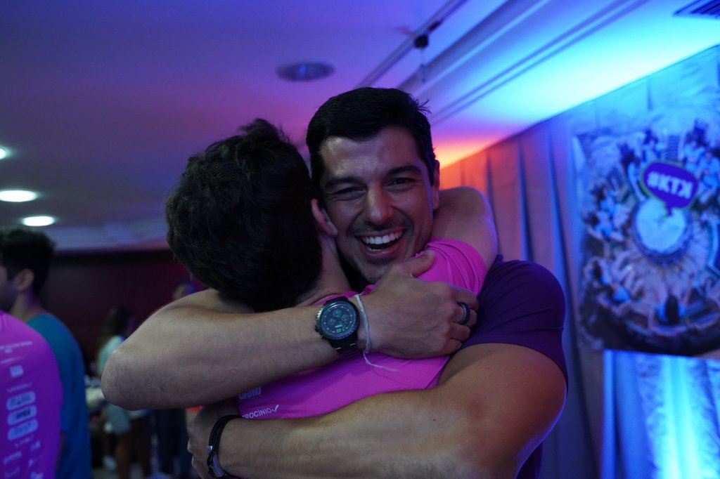 Abraço entre integrantes do grupo Kontik