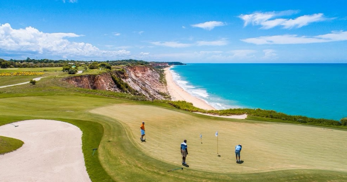 Golfistas no campo à beira das falésias e do mar em Trancoso