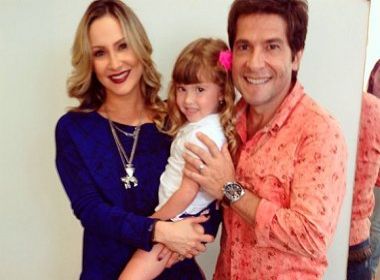 Claudia Leitte posa ao lado de Daniel e filha do cantor